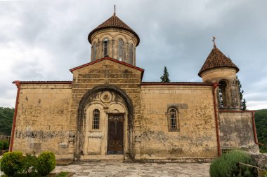 Motsameta manastırı, Gürcistan 'da Imereti Bölgesi' nde bir uçurumda bulunan ortaçağ taşından bir kilise..