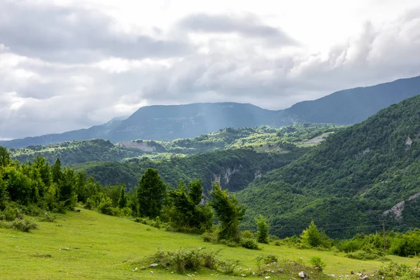 Dolina Rzeki Cchenistsqali Krajobraz Pasma Górskiego Khvamli Rejonie Racha Gruzji — Zdjęcie stockowe