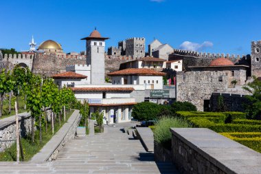 Akhaltsikhe, Gürcistan, 06.06.21. Turizm Bilgi Merkezi ve Rabati Restoranı ile Akhaltsikhe (Rabati) Kalesi 'nin avlusu, yanında üzüm bitkileri.