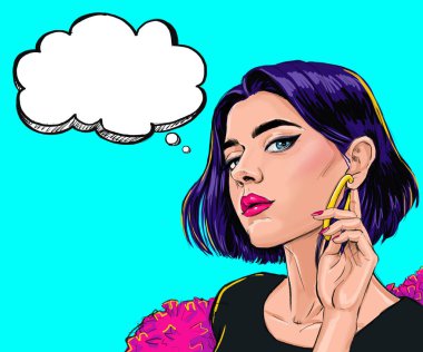 Düşünce baloncuğu olan genç moda komedyen kız. Düşünen genç seksi kadın.  
