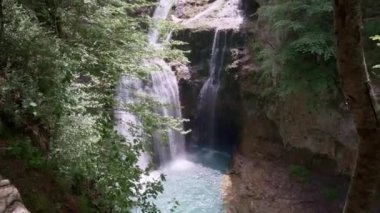 Dağlarda küçük bir şelale