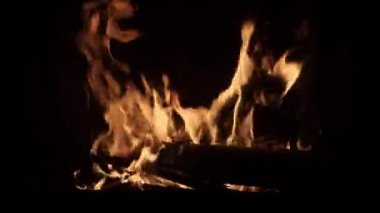 Şöminede parlak güçlü bir ateş var.