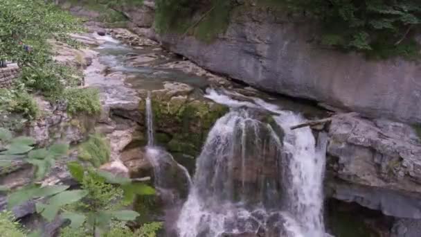 Маленький водоспад у горах — стокове відео