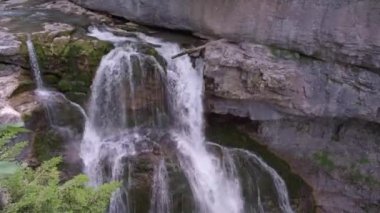 Dağlarda küçük bir şelale