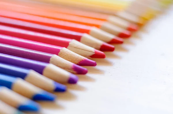 Gruppo di matite a colori disegno su sfondo di legno — Foto Stock