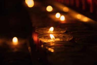 Kilisede mum yaktım.