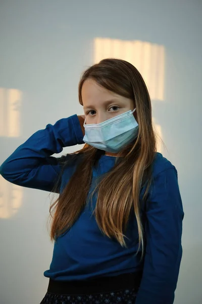 Une fille posant avec un masque médical sur le visage — Photo