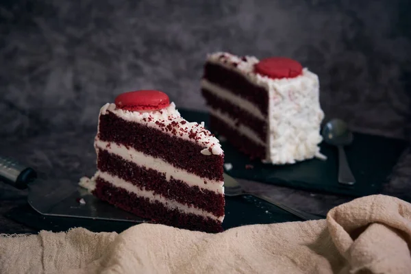 Два шматки червоного оксамитового торта з печивом зверху — стокове фото