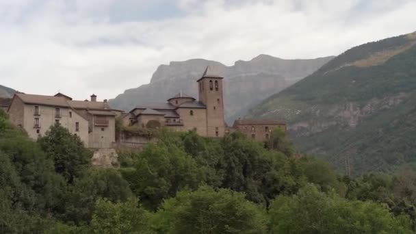 Vista do castelo velho e das montanhas — Vídeo de Stock