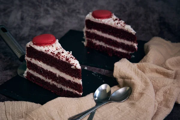 वरच्या कुकीजसह लाल वेलवेट केकचे दोन तुकडे — स्टॉक फोटो, इमेज