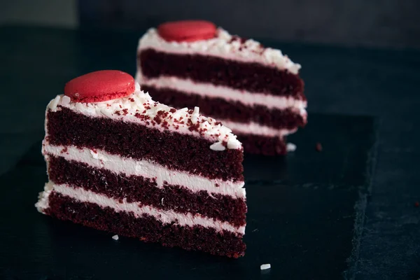 Dos pedazos de pastel de terciopelo rojo con galletas en la parte superior Imágenes De Stock Sin Royalties Gratis