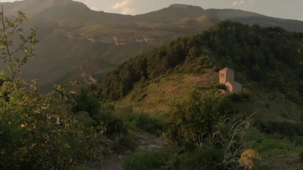 Жінка дивиться на гірський пейзаж — стокове відео