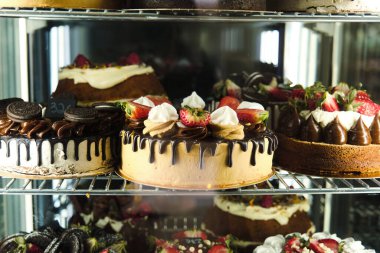 Farklı kekleri olan cam vitrin.