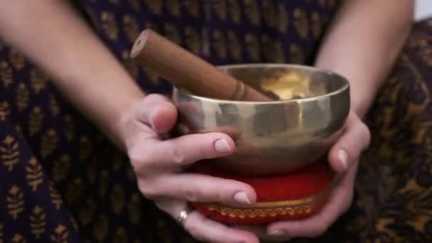 Tibetan bowl in the hands of a girl — Video Stock