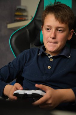 Çocuk video oyunu konsolunda oynuyor.