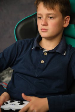 Çocuk video oyunu konsolunda oynuyor.