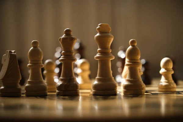 아름다운 조명을 받은 체스 판의 조각들 — 스톡 사진