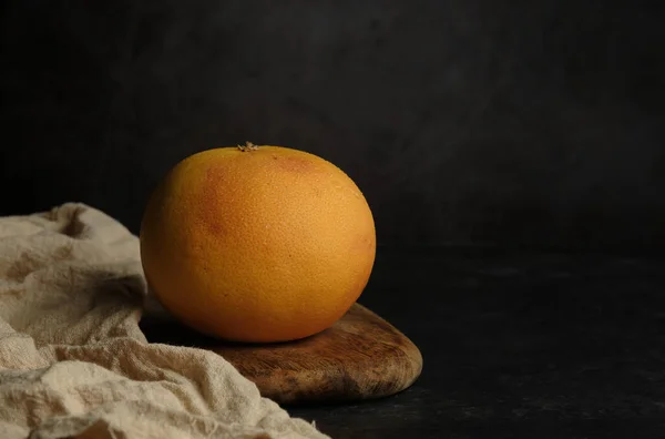 A whole grapefruit on a dark background — 스톡 사진