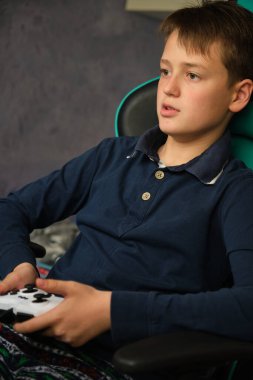 Çocuk video oyunu konsolunda oynuyor.