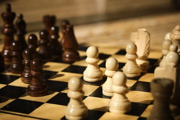 Шматочки на шахівниці в красивому освітленні — стокове фото