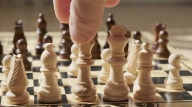 Beyaz vezir oyunda hareket eder.