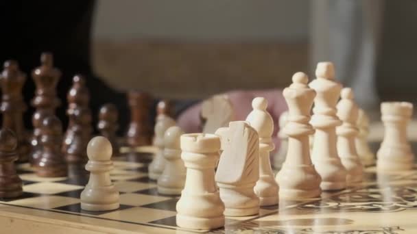 There is a game going on on the chessboard — Stockvideo