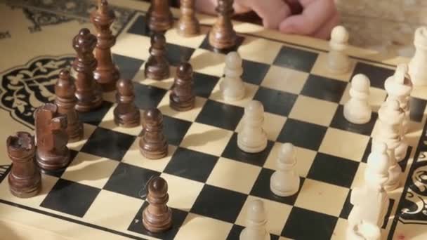 Er is een spel gaande op het schaakbord. — Stockvideo
