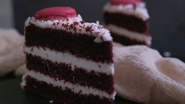 Een stuk rode fluwelen taart — Stockvideo