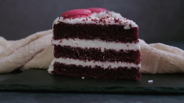 Un pedazo de pastel de terciopelo rojo — Vídeo de stock