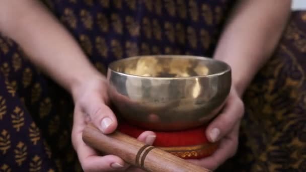 Tibetan bowl in the hands of a girl — стокове відео