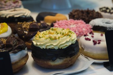 dükkan vitrininde farklı pastalar