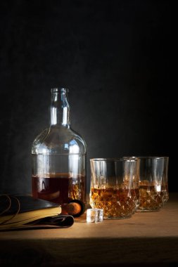 İki bardaklı bir şişe konyak.