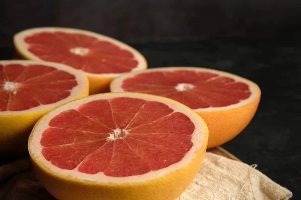 Нарезанный спелый грейпфрут на легкой ткани — стоковое фото