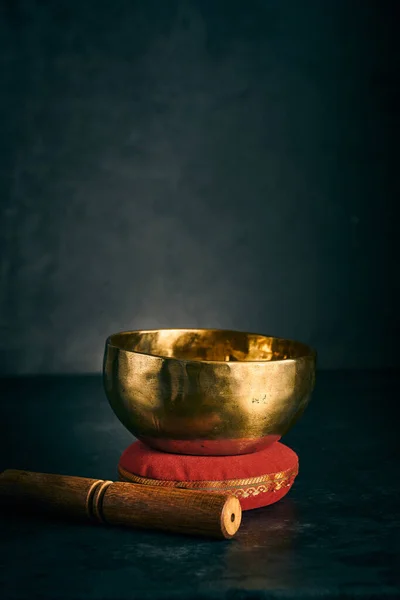 Tybetańska miska na czerwonej poduszce w ciemnym tle — Zdjęcie stockowe