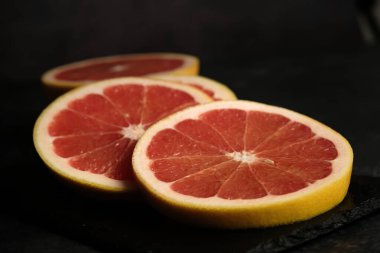 Gri meyveli dilimler yakın plan.