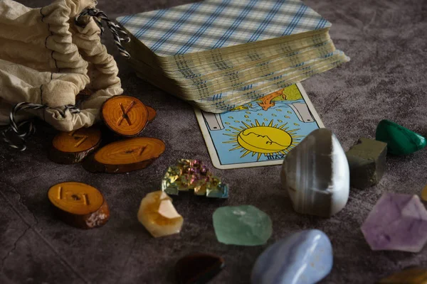 Runas de madera y cartas del tarot sobre la mesa — Foto de Stock