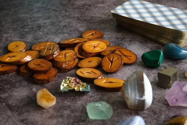 Runas de madera y cartas del tarot sobre la mesa — Foto de Stock