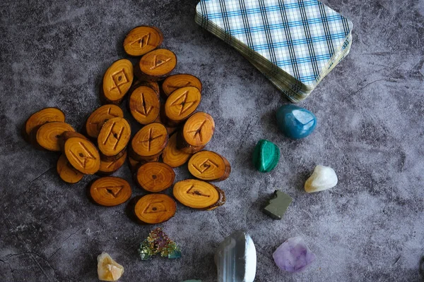 Runes en bois et cartes de tarot sur la table — Photo