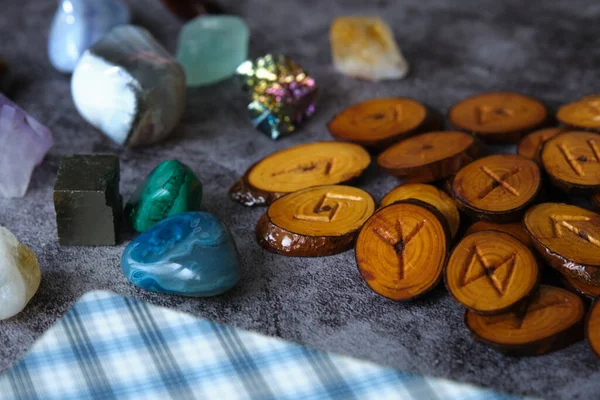 Rune di legno e tarocchi sul tavolo — Foto Stock