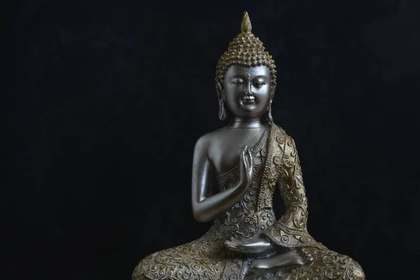 Statette de Bouddha sur fond sombre — Photo