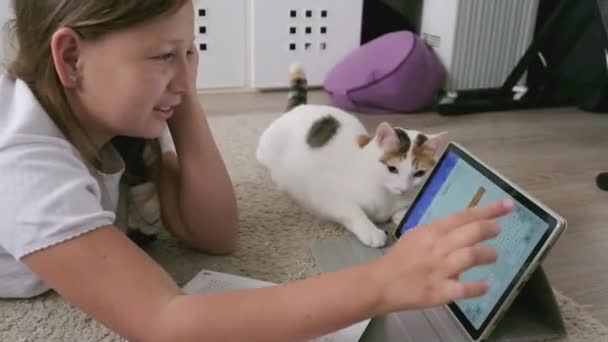 女孩用平板电脑做作业 — 图库视频影像