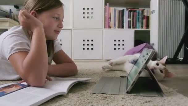 Дівчина робить домашнє завдання з планшетом — стокове відео