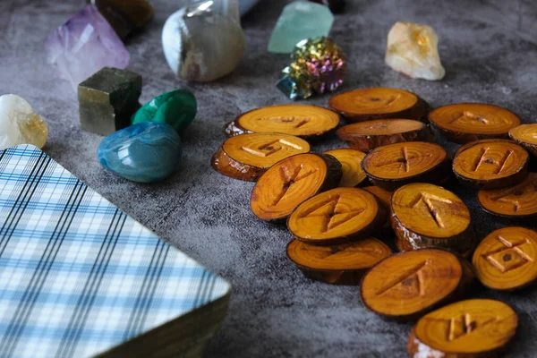 Runas de madeira e cartas de tarô na mesa — Fotografia de Stock