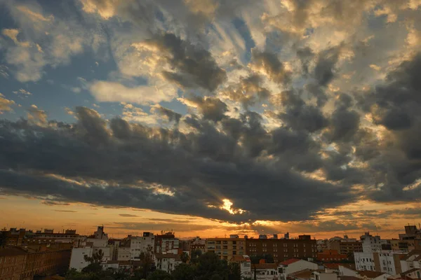 Şehir günbatımında manzara bulutları — Stok fotoğraf