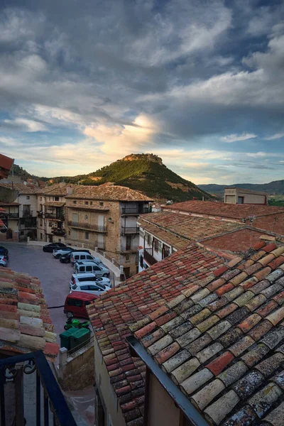 Güneşin ilk ışınları harap olmuş dağı aydınlatır.