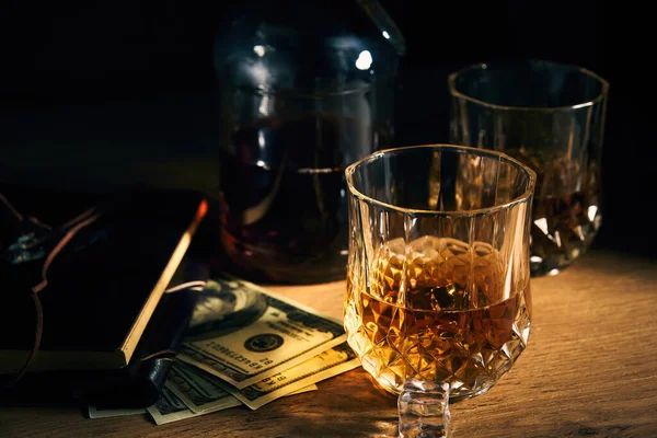 Zwei Gläser Rum Whiskey Mit Eis Ein Paar Dollar Und — Stockfoto