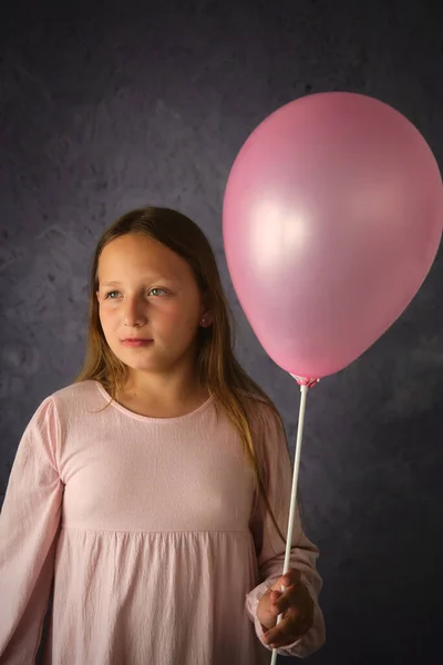 Studio Portrét Dívky Růžovým Balónem Ruce Tmavém Pozadí — Stock fotografie