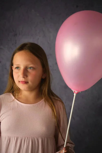 Studio Portrét Dívky Růžovým Balónem Ruce Tmavém Pozadí — Stock fotografie