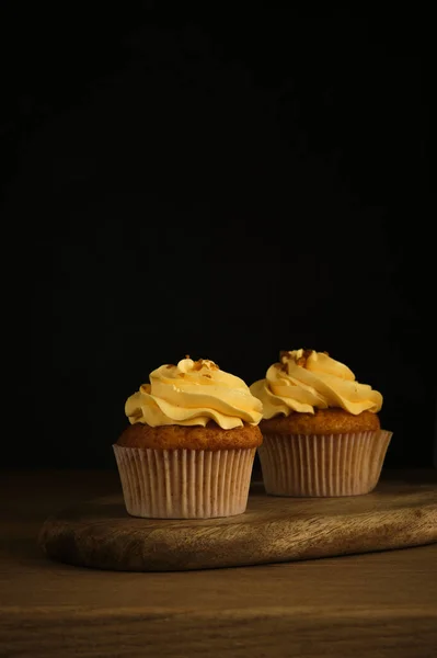 Two Lemon Cakes Next Slices Yellow Lemon Dark Background — Stock Photo, Image