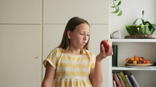 Eine Schwierige Wahl Zwischen Frucht Oder Süße Das Mädchen Wählt — Stockvideo